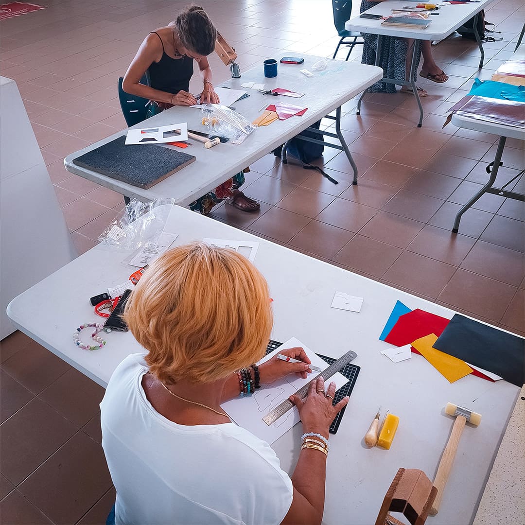 Collaborateurs réunis autour d’un établi lors d’un atelier professionnel Team Building MOUNCREATION