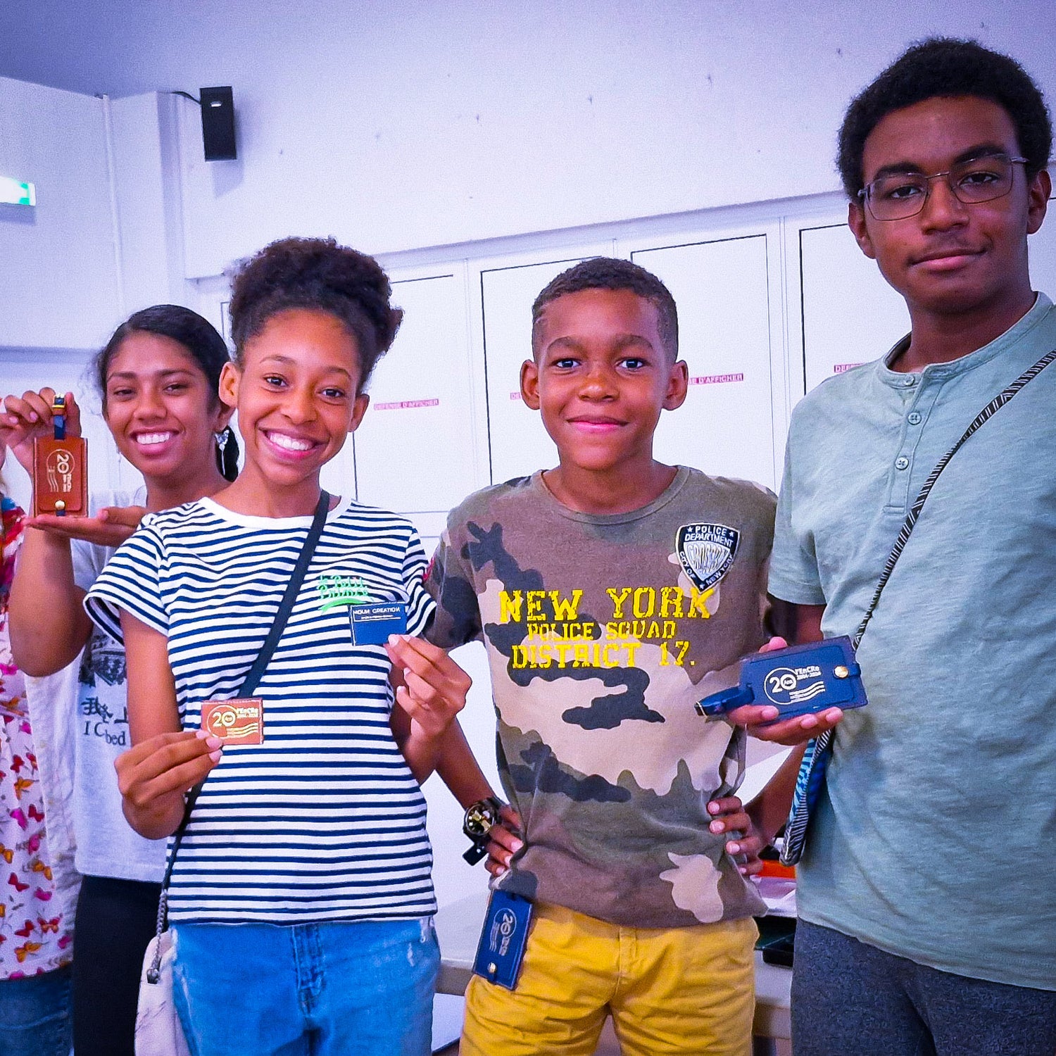 Participants souriants présentant leurs créations en cuir à la fin d’un atelier MOUNCREATION