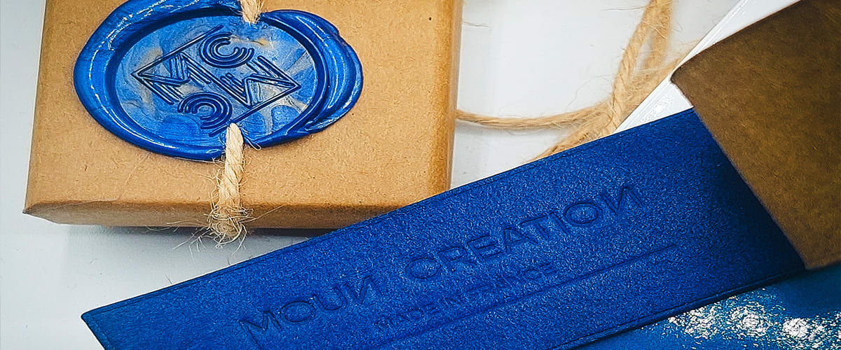 Zoom sur l'emballage cadeau avec  seau cire bleu et interieur marque parge paul et elsa avec le made in France. MOUNCREATION