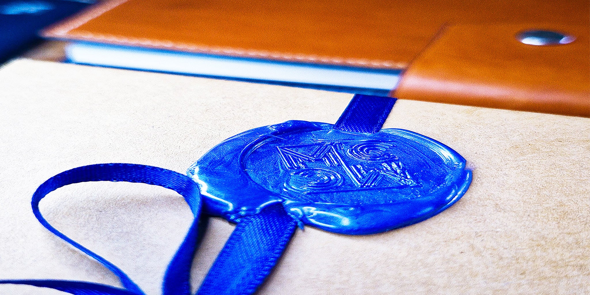 Bannière Cadeaux d’affaires personnalisés MOUNCREATION emballage cadeau avec zoom sceau cire bleue