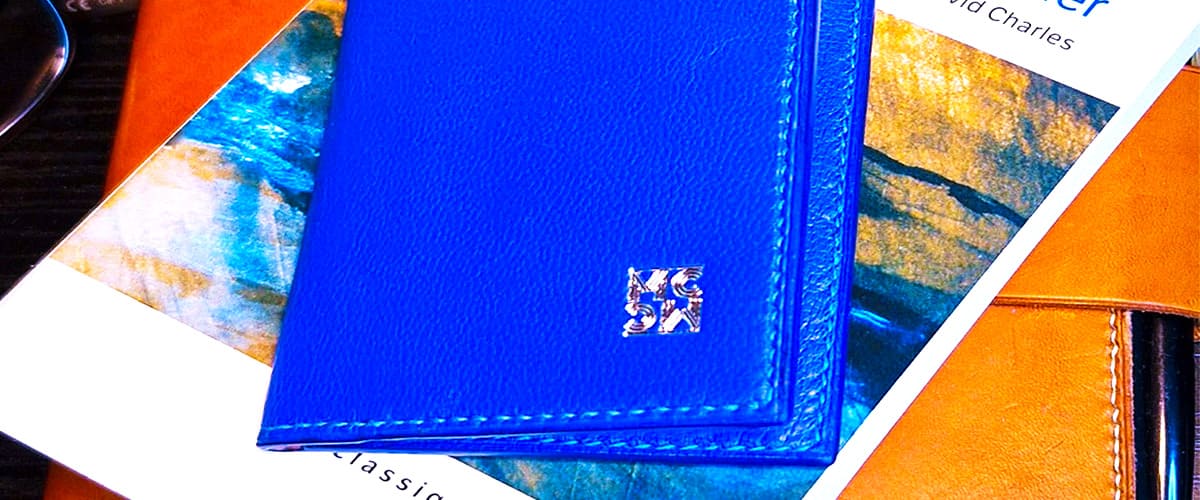 Bannière petite maroquinerie mouncreation. zoom sur le portecartes maio en bleu 
