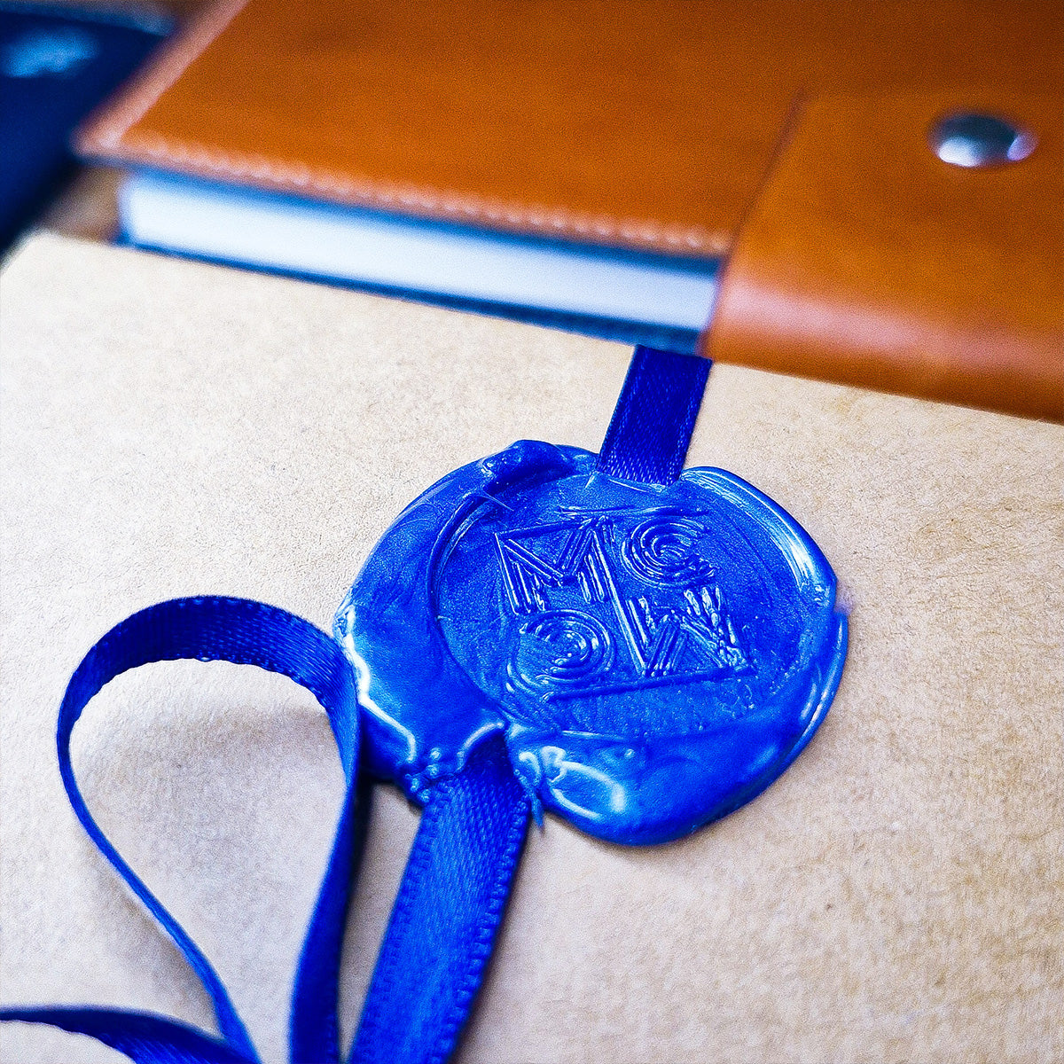 Zoome sur le logo de MOUNCEATION sur une boite cadeau