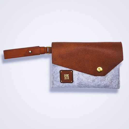Pochette bi - matière cuir camel & feutre gris chiné avec dragonne - MOUN CREATION Artisan maroquinier