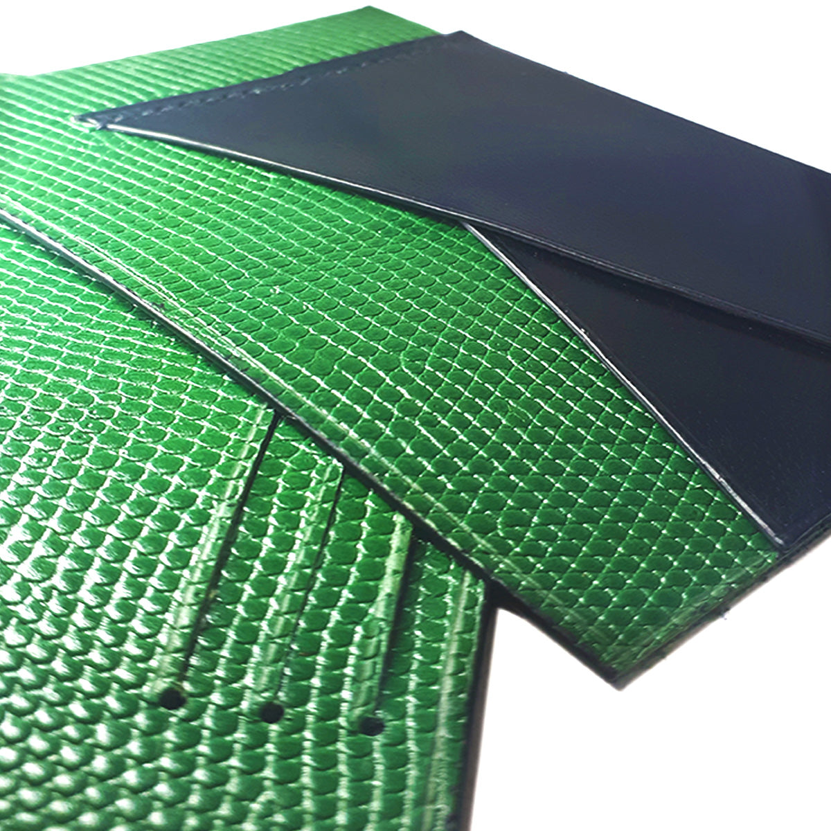 Porte-cartes sur mesure MOUNCREATION cuir vert noir avant assemblage et couture