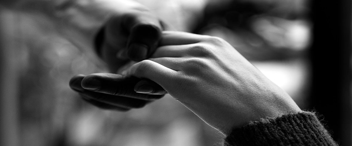 PHOTO EN NOIR ET BLANC DEUX MAINS QUI SE TIENNENT