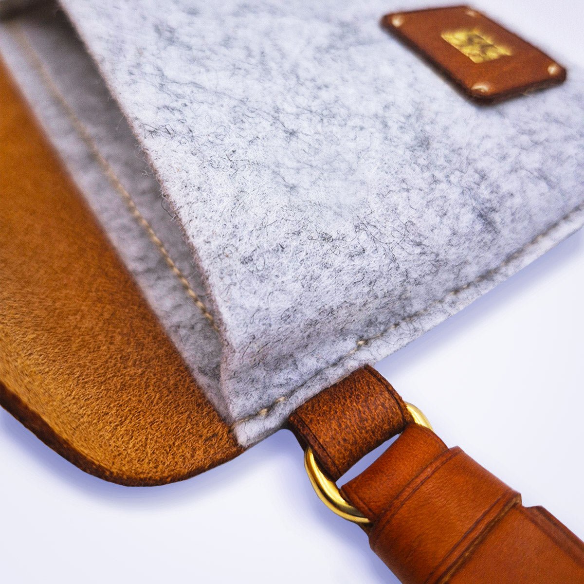 Pochette bi - matière cuir camel & feutre gris chiné avec dragonne - MOUN CREATION Artisan maroquinier
