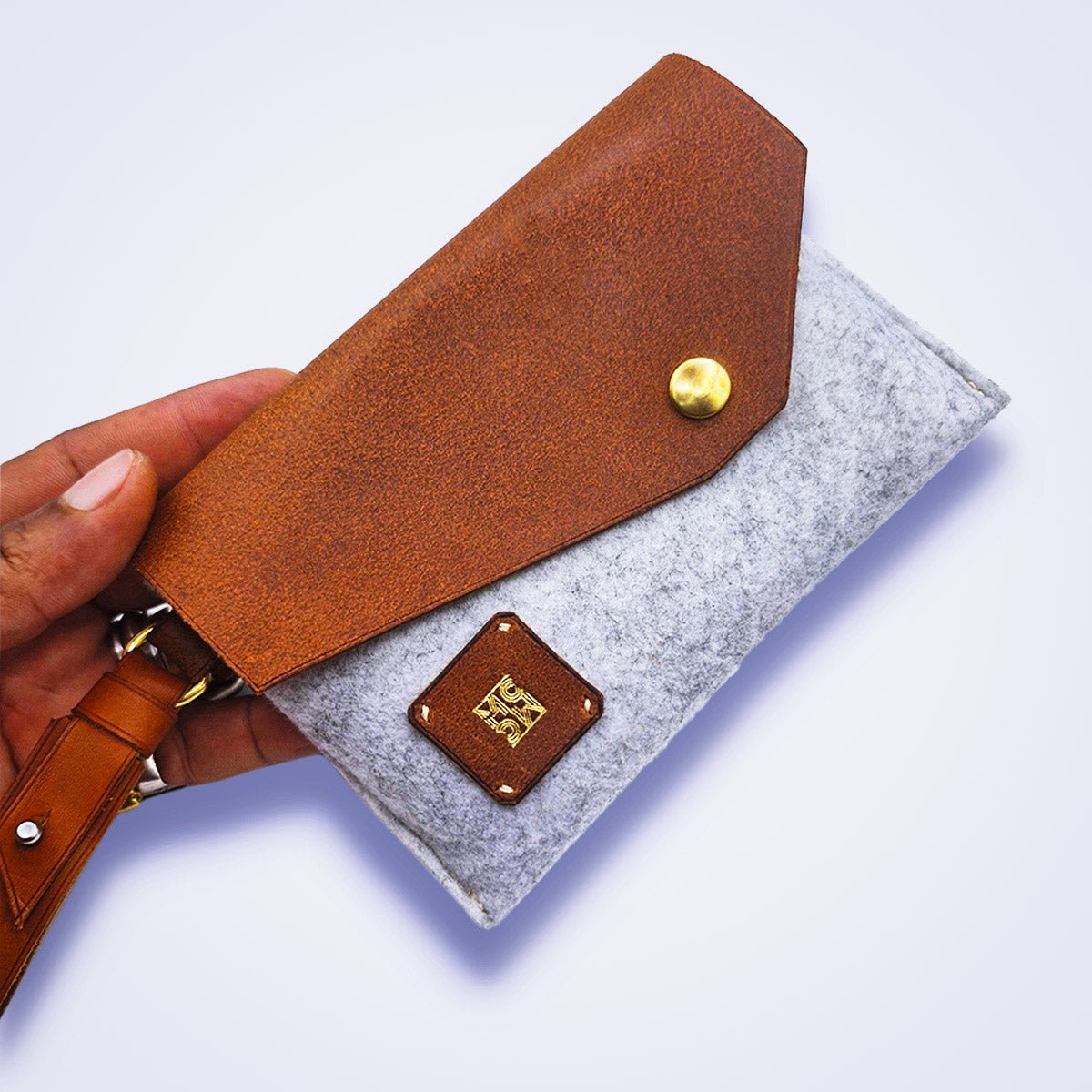 Pochette bi - matière cuir camel & feutre gris chiné avec dragonne - MOUN CREATION Artisan maroquinier
