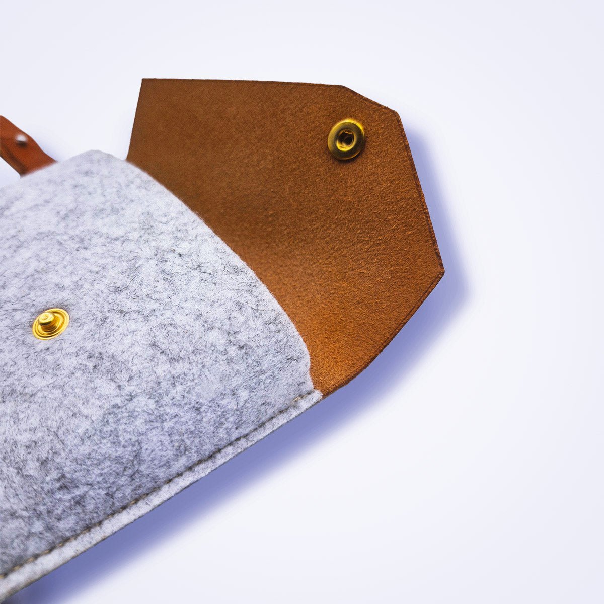 Pochette bi - matière cuir camel & feutre gris chiné avec dragonne - MOUN CREATION Artisan maroquinier